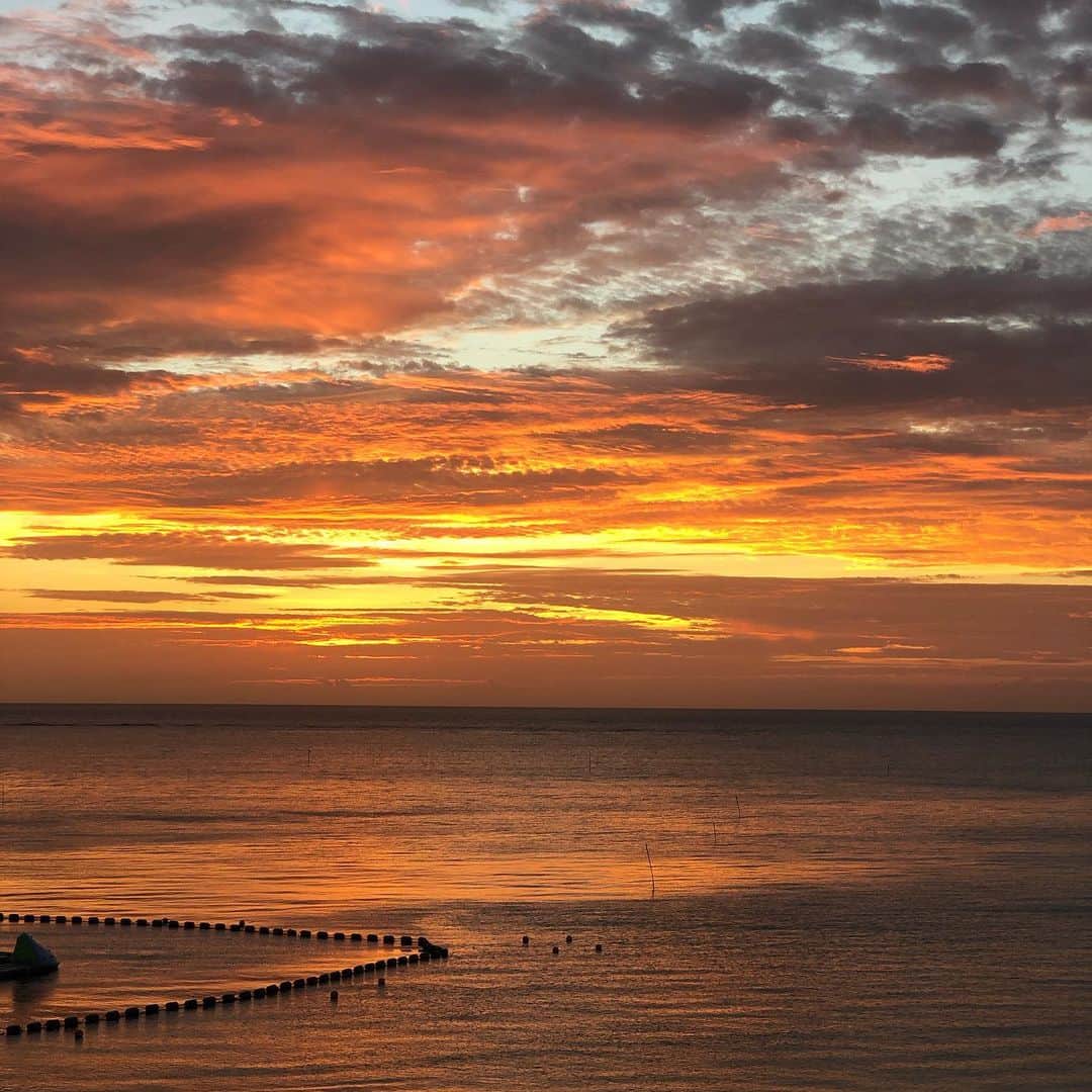 田中律子さんのインスタグラム写真 - (田中律子Instagram)「今日の我が家からの夕陽🌞 この燃えるような空、ゴールドからピンクゴールド、オレンジ、雲も海も赤く染まってホントに綺麗だった✨😍 #mysweethome  #mylife  #beachlife  #okinawa  #sunset #しあわせな時間  #加工なし」6月29日 0時12分 - ri2kotanaka