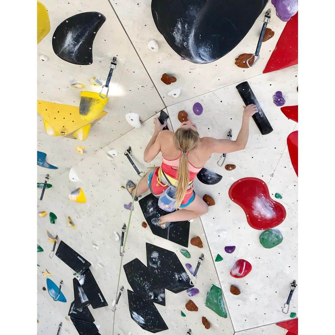 ジェシカ・ピルツさんのインスタグラム写真 - (ジェシカ・ピルツInstagram)「Today in a week the lead season kicks off in Villars, Switzerland🇨🇭 Can‘t wait 🙌 #ifscwc #lead #climbing #worldcup #letsdothis 📸 @romankrajnik from training few days ago.  @redbull @thenorthfacede @scarpa_at @sporthilfe.at @austriaclimbing @bundesheer.online」6月29日 0時12分 - jessy_pilz