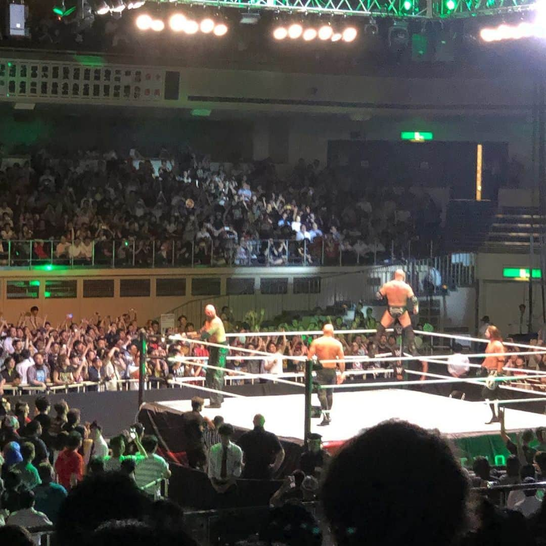 サイプレス上野さんのインスタグラム写真 - (サイプレス上野Instagram)「WWE日本公演、このメンツ（ロリクレ福島さん、サンボマスター木内さん）でマス席スタイル最高だったー！この三人、週2で一緒にプロレス見てのんでますなw。んで、すんませんながら一番遠い俺の終電ギリギリまで一日から一生の話までしてた気がするけど忘れた気もする😹 ※ 最高に楽しい兄貴達とまた一緒にやれるように精進します🙏#サンボマスター #ロリクレ」6月29日 0時07分 - resort_lover