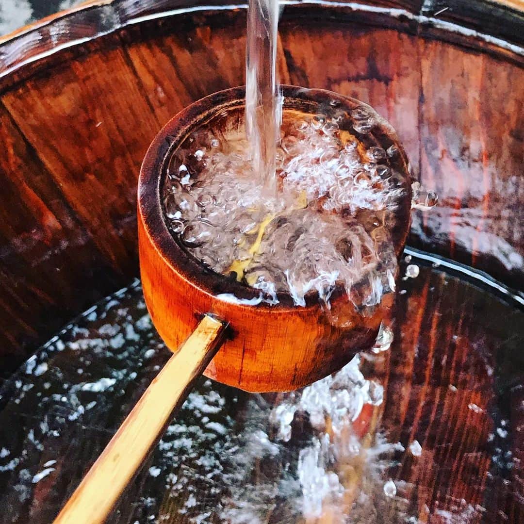 早坂香須子さんのインスタグラム写真 - (早坂香須子Instagram)「金沢で390年続く酒蔵の福光屋さんへ。  使うのは米と水だけ。  霊峰白山に降り積もった雪が地中深く染み込み、100年かけて貝殻層で濾過され湧き出るミネラル豊富な水が、福光屋さんの日本酒の原料のひとつである百年水。  いくらでも胃に入っていく水って、ありそうでなかなかありません。  三百九十年の歴史を背負いながらも、常に新しい挑戦を重ねる福光社長が語ってくれた言葉を、大切に心に仕舞った日。 #福光屋 #金沢 #日本酒 #komelab」6月29日 0時07分 - kazukovalentine
