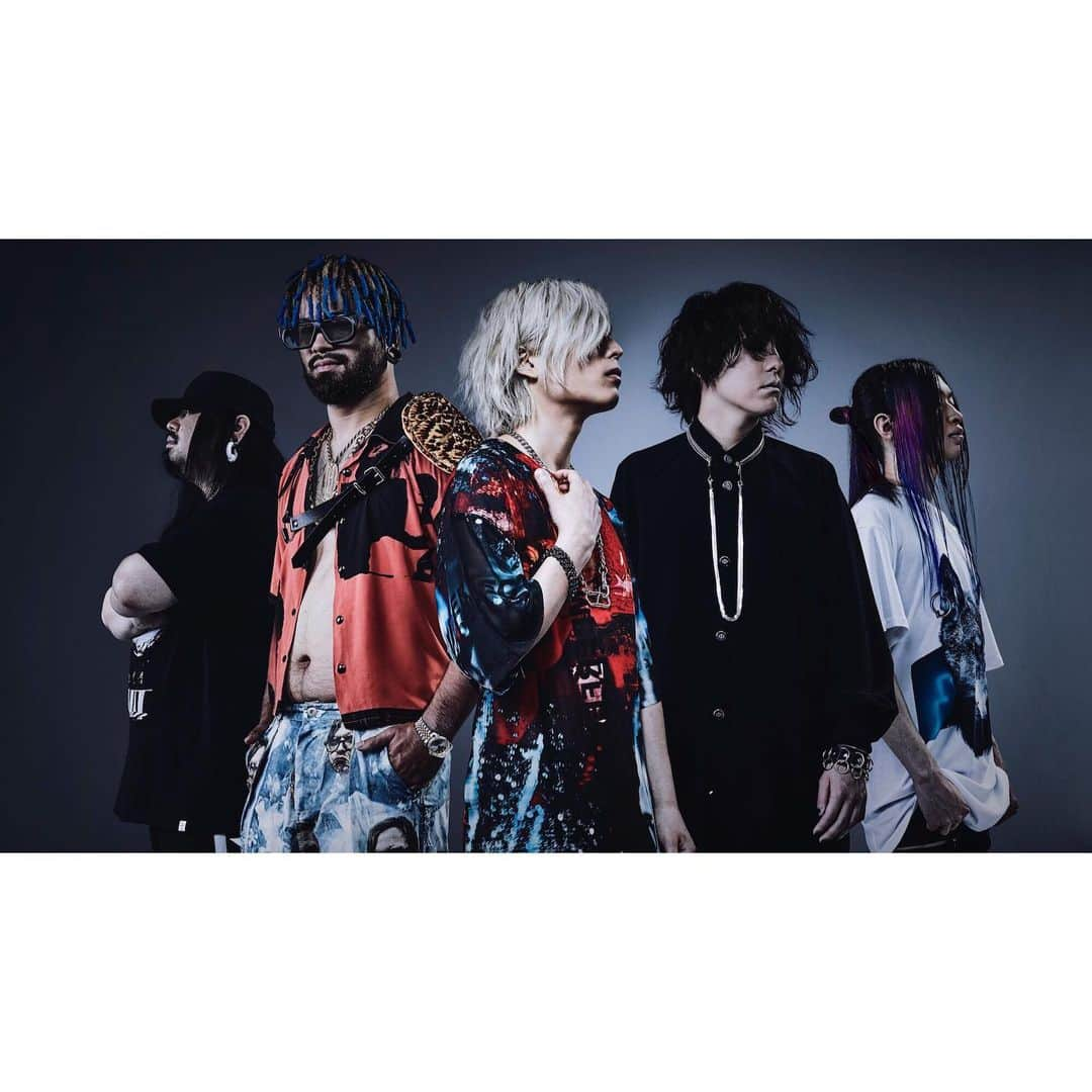 Fear, and Loathing in Las Vegasさんのインスタグラム写真 - (Fear, and Loathing in Las VegasInstagram)「新メンバー加入とワンマンツアーのお知らせです。  Fear, and Loathing in Las Vegasに新メンバーとしてベーシストのTetsuyaが加入しました！ 新体制にてKeiさんの分も前に進み、みなさんとまた音楽を楽しめれば嬉しいです。 何卒応援よろしくお願いします！ https://sb.gl/2FDWs21  そして、新体制でのワンマンツアー「Carry on FaLiLV」を開催します！ 東名阪３本の短いツアーとなりますが、是非観に来てくださいね！  9/19 (木)  名古屋  Zepp Nagoya	 OPEN 18:00 / START 19:00 前売 ¥3,910 1Fスタンディング 2F指定/1ドリンク別 INFO:サンデーフォーク 052-320-9100  9/23 (月祝)  東京  Zepp DiverCity TOKYO	 OPEN 17:00 / START 18:00 前売 ¥3,910 1Fスタンディング 2F指定/1ドリンク別 INFO:クリエイティブマン 03-3499-6669  9/26 (木)  大阪  Zepp Osaka Bayside	 OPEN 18:00 / START 19:00 前売 ¥3,910 1Fスタンディング 2F指定/1ドリンク別 INFO:キョードーインフォメーション 570-200-888 「Carry on FaLiLV」チケット情報 VEGASTATION最速先行  2019. 7. 1(mon)17:00〜 7. 7(sun)23:59 https://sb.gl/2FEaFfj  オフィシャル先行  2019. 7.12(fri)17:00～ 7.18(thu)23:59 https://sb.gl/2FEcKrX  ライブで会いましょう！ 頑張るぜ！  #FaLiLV #新メンバー加入 #Tetsuya #Bassist #ワンマンツアー #CarryonFaLiLV #東名阪 /So」6月29日 0時08分 - falilv_official