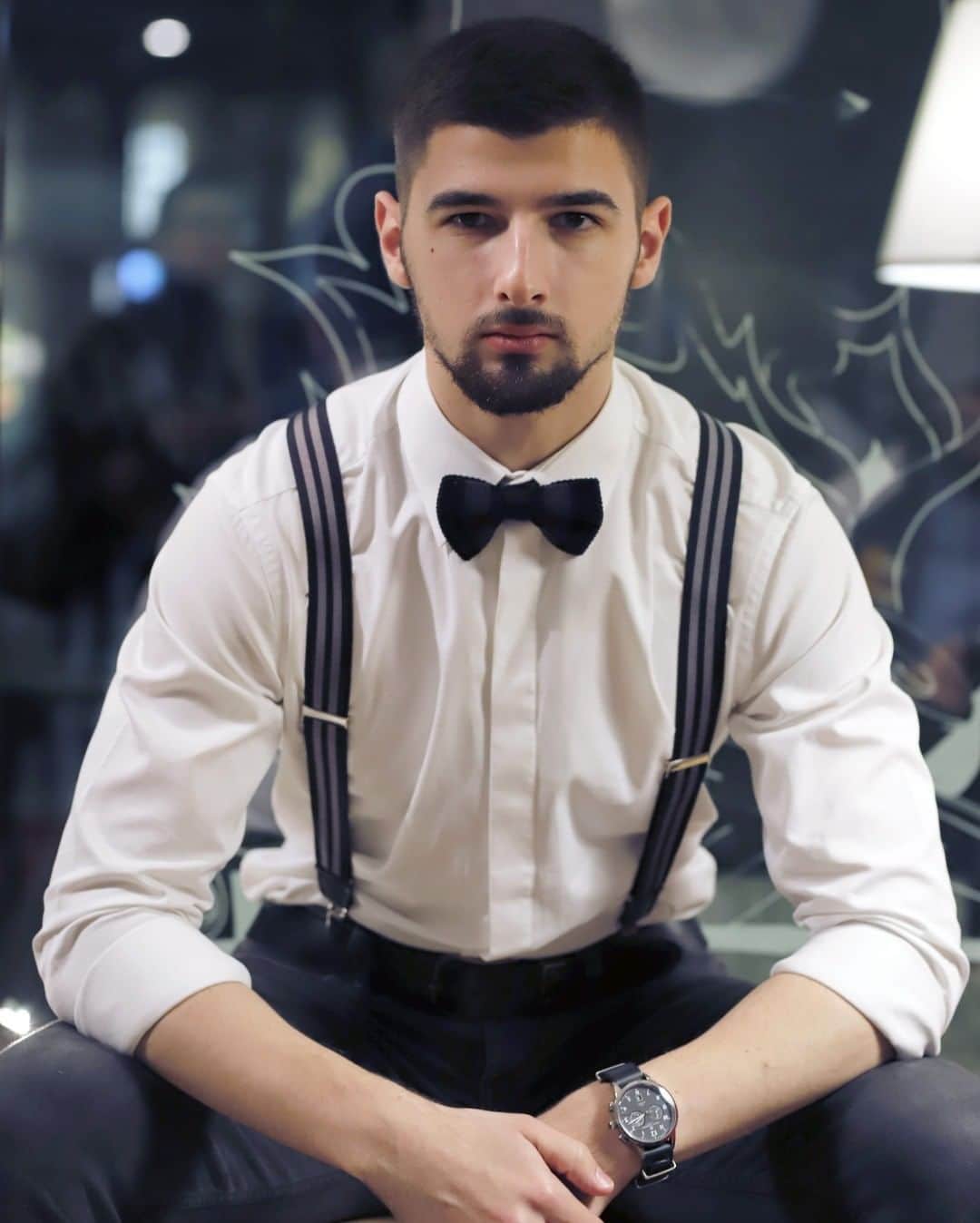 のインスタグラム：「Friday night lights...and darks. ♟📷♠️💣♣️ 🕶⠀⠀⠀⠀⠀⠀⠀⠀⠀ ⠀⠀⠀⠀⠀⠀⠀⠀⠀ Photo: @rikrachman⠀⠀⠀⠀⠀⠀⠀⠀⠀ ⠀⠀⠀⠀⠀⠀⠀⠀⠀ #fridaynight #tgif #looksmart #mensaccessories  #londonlife #menswear #gent #instastyle」