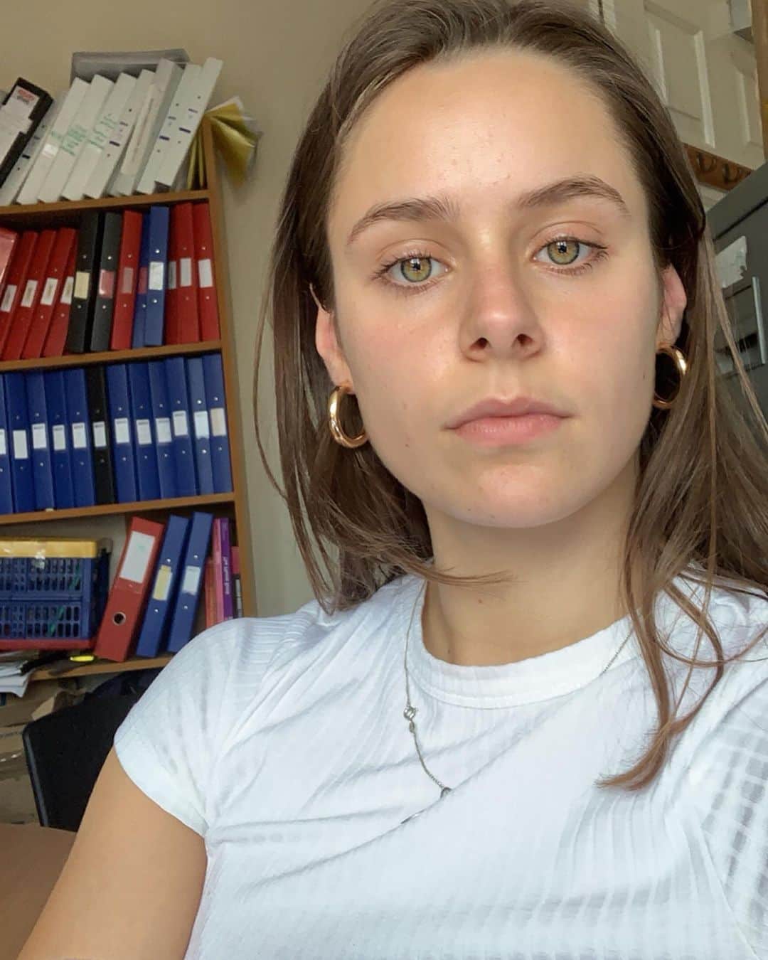キャサリン・ライオンズのインスタグラム：「Jus playing with some sunlight in mams office.」