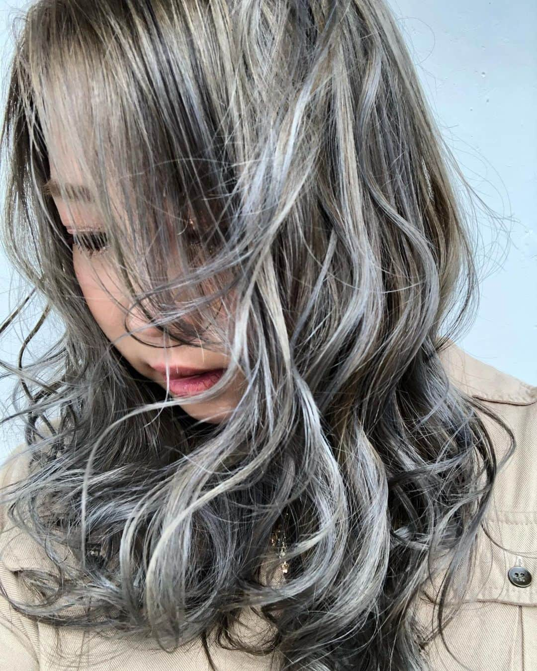 amiさんのインスタグラム写真 - (amiInstagram)「. 💇‍♀️💇‍♀️💇‍♀️ . 少し前だけど @hairsalon9nine で カラーしてきました💇‍♀️❤️ . グレーに見えたりブルーに見えたり 光が当たらないと暗めに見えたり🥺❤️ . とっても素敵なカラー🌹 . もう抜けてきちゃったんだけど 本当に素敵過ぎて髪洗いたくなかった😂 . ブリーチもケアブリーチがあるから 傷みを抑えながら透明感あるカラーに 出来るのも嬉しい！🥰 . Thanks🌹 @hairsalon9nine」6月29日 0時19分 - amibeautytv