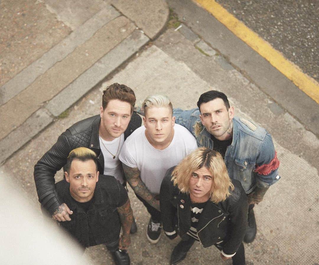 ニック・マーティンのインスタグラム：「I love my band. And I can’t wait for you to hear our new album. That’s all I want to say today. #sws #sleepingwithsirens #howitfeelstobelost」