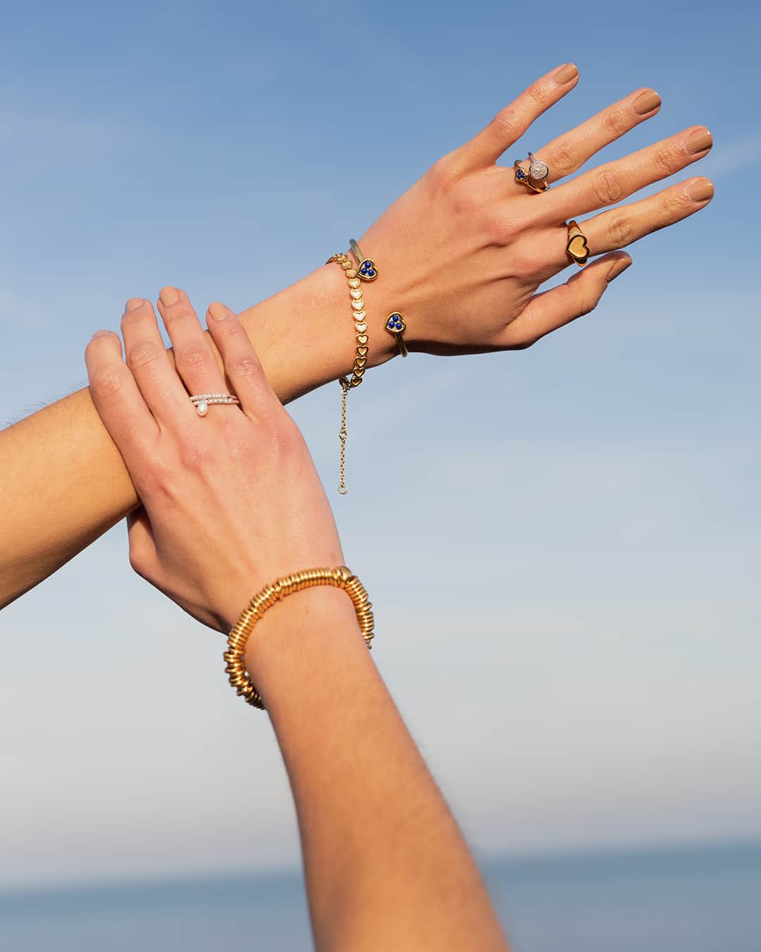 のインスタグラム：「Gold jewellery and blue skies? Summer is on! |  Our model wears: Sweetie in Gold / Open Heart cuff / Endless love bracelet.  Tap to shop.  #LinksOrbs #PearlsReborn」