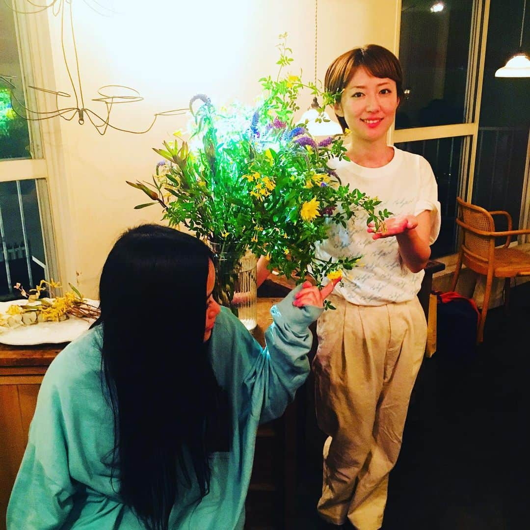 YUKA さんのインスタグラム写真 - (YUKA Instagram)「素敵なお店と、ひとに出逢いました♡  NEWMOON tourメンバーみんなでお食事へ。  いつまでも、皆んなで色んな話してたくなる、まるーい、やさしい空間で。 大切な人と、ゆっくりした時間を過ごしたいひとにおすすめです。  そして、お料理には、 舌鼓がとまらなくて、 悶絶しまくりでした。笑  お店の方々も素敵で。 何だか初めて会った気がしないくらい、、不思議な出会い。笑  @shokonakamurabass 連れてってくれてありがと😻  明日はお店でKUMAMIのさんライブイベントがあります❤️大好きな歌声。わたしも行きたいけど福岡でライブっ！  #cuma #shibuya #ゆっくりとした空間 #大切な人と #またいきます #シェフ #田中健士 #KUMAMI #cuma_tokyo」6月29日 0時29分 - yukamoumoon