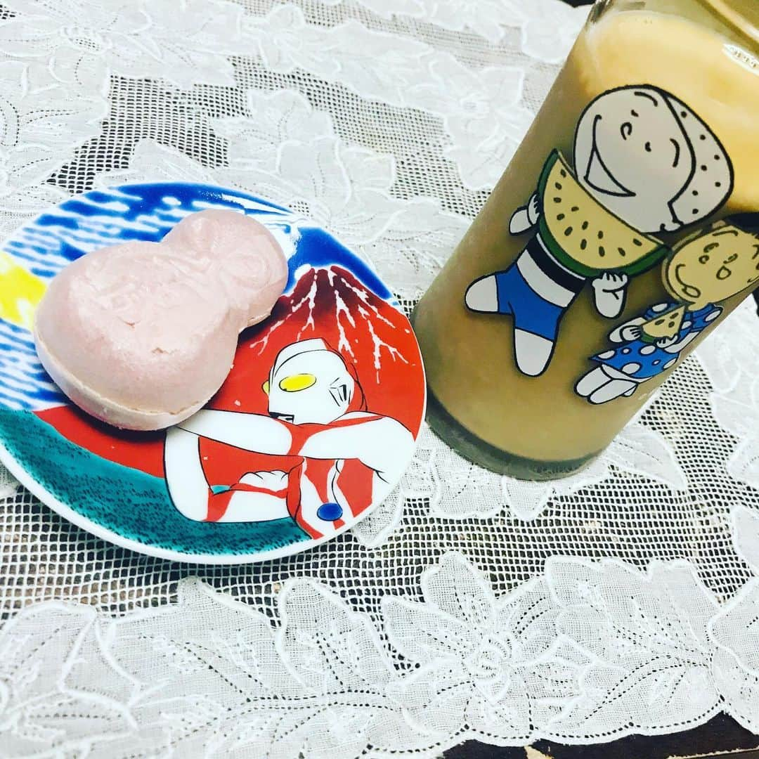 緒月遠麻さんのインスタグラム写真 - (緒月遠麻Instagram)「☺︎ 役者は 歯が命🦷✨ 綺麗な歯並びですねー。 御二方 #校條拳太朗  #内海啓貴 #親子役 さっ 稽古も残り2日‼︎ わたしゃ ジップが愛おしくて たまりませんよ✨ #母性 そしてそんな 稽古から 帰って来てからの〜 テレビ見ながらの〜 おやつ🌙 最中とカフェ・オ・レ。 最高か🐷♡ #キャラクターのぶつかり合い」6月29日 0時29分 - toma_ozuki