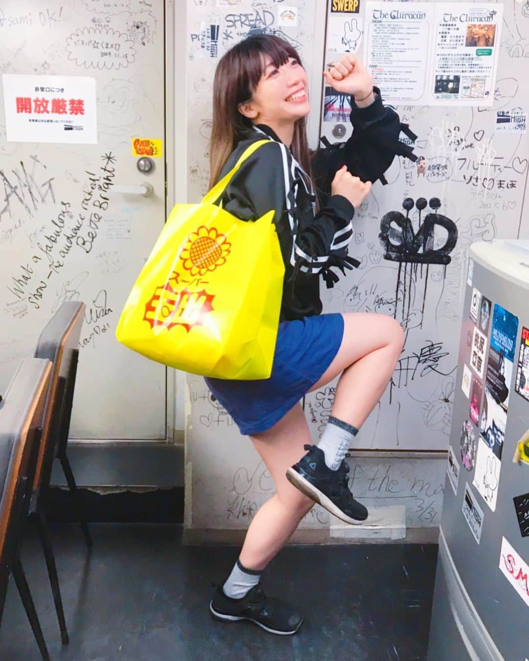 ぱいぱいでか美のインスタグラム：「ずっと欲しかったスーパー玉出のエコバックをゲット！ 嬉しくてこんなポーズに。 ꙳ #bag #スーパー玉出 #エコバッグ #jersey #sox #candystripper  #skirt #w❤️c #俺はインスタグラマーになりてぇ ꙳ アポカリスタッフのさわちゃんが使ってて それめっちゃ欲しいんですけど〜って言ってたら スギムさんスタッフで絵恋ちゃんとこのデブでお馴染みの愛どんさん →さわちゃん→私 って感じで突然くれたの〜〜〜！！ 渡された瞬間嬉しくてかなりの大声が出ました、、。笑 さわちゃん、愛どんさんありがとうございます(T . T) めちゃくちゃ入るし可愛いし大事にしよ。 とくにライブの時とかほんと荷物多いから超使います！」