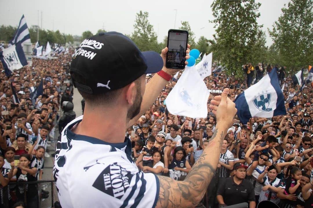 ミゲル・ラジュンのインスタグラム：「Nombres vamos y venimos, pero ustedes aquí están siempre, el escudo se queda y la historia continúa. . ¡Feliz 74 aniversario @rayados y afición, este día es de ustedes! . 🔵⚪️ #Rayados #football #soccer #enjoy」