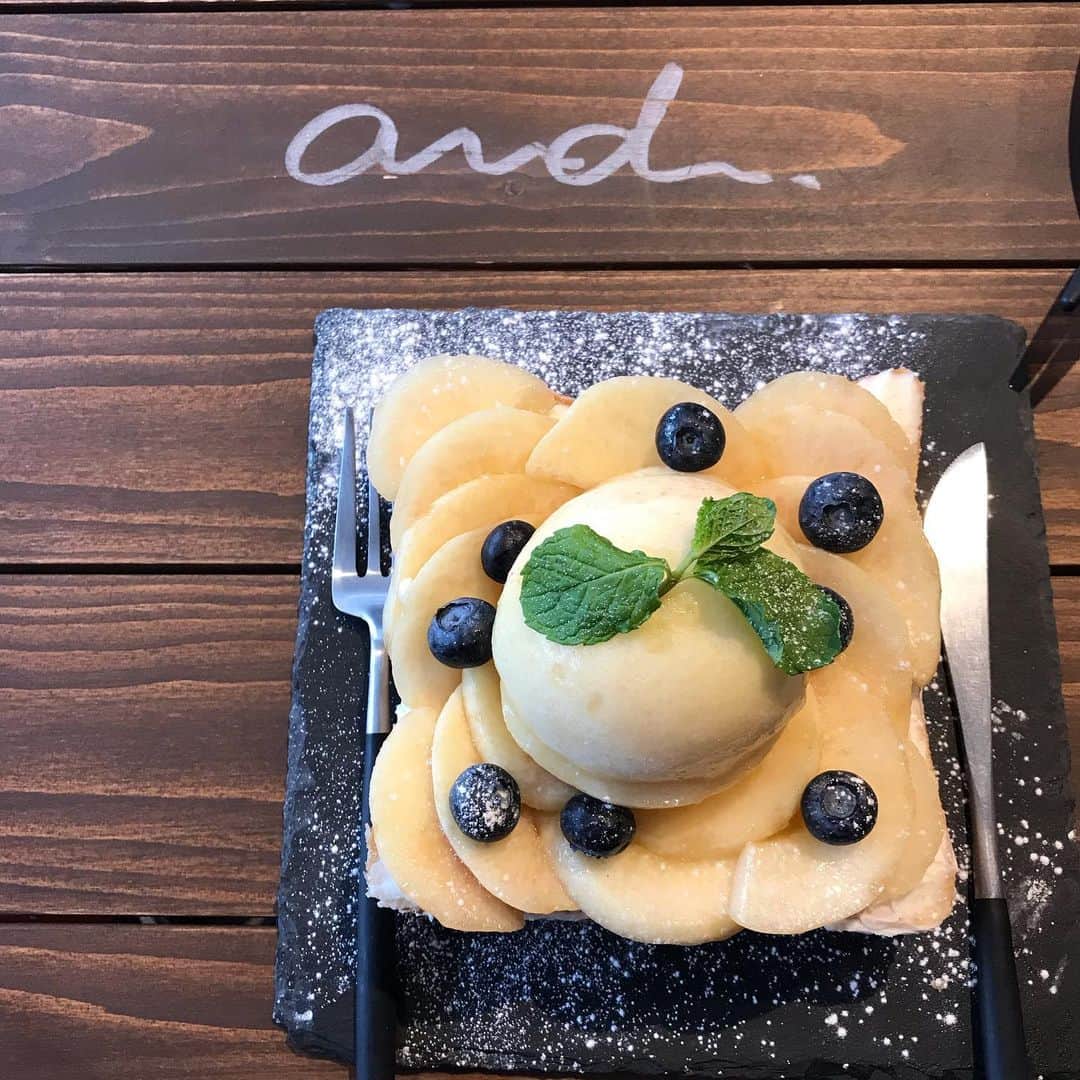 川上千尋さんのインスタグラム写真 - (川上千尋Instagram)「ももで埋め尽くされたトーストともも丸ごと乗ってるソーダとブルーベリーシェイクと。  #🍑」6月29日 0時37分 - this_chihhi