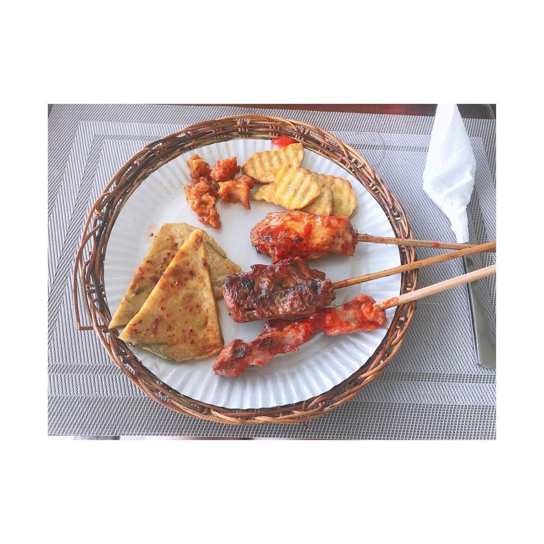横山結衣さんのインスタグラム写真 - (横山結衣Instagram)「セブで食べたお昼ご飯！ この時は、自分で好きなのとって食べる感じのご飯でした！(語彙力)  #セブ  #セブ島」6月29日 0時47分 - yoko_yui_team8