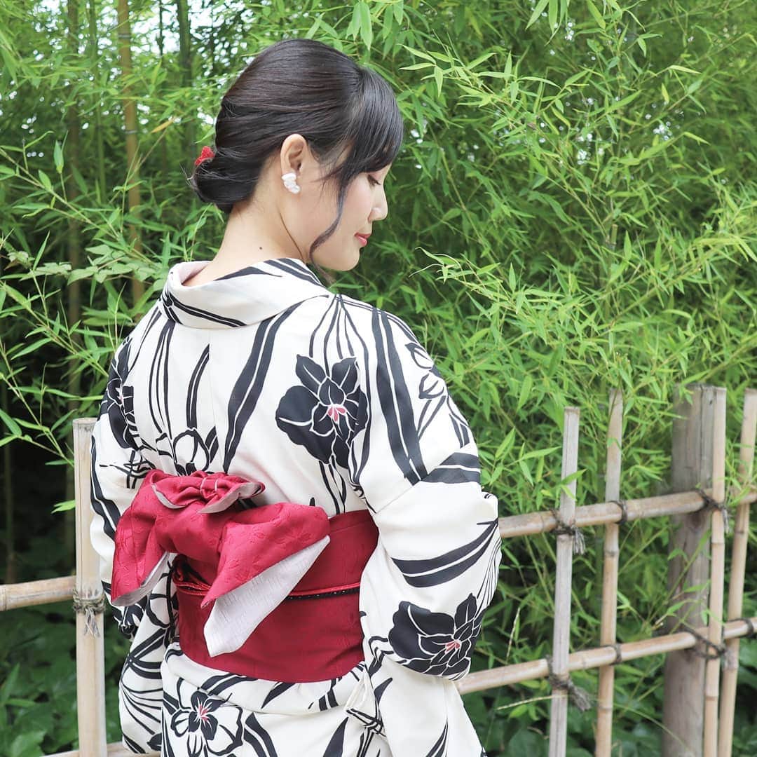 Eri Satoのインスタグラム：「この1年も半分終わっちゃいますね🤣 今年は絶対やりたかったことがあって！ それが、【お着物でお散歩】すること💕 · 今日は @haruru0724 @yuca0614 と一緒に、 浅草愛和服( @aiwafuku )に行ってきました👘✨ こちらは、呉服業界40年のオーナーが経営されているお店なんです。 · レンタル着物というと高そう、とか、面倒そうって思うかもですが、 WEB予約や当日予約もできて、なおかつお値段もお手頃でしたよー✨ · 👉どの着物·浴衣を選んでも全て一律価格 👉プロ美容師の本格ヘアセットが含まれた価格 👉 髪飾り·帯締め·半襟など小物も価格に含む 👉大型旅行バック・ベビーカーも預かり無料 👉 駅近で、浅草散策に最適な立地 · せっかくの浅草なので @umiere_marugotonippon でタピ活して、 @sekai_cafe にも行ってきたよ！ フレンチトースト美味しかった😋 · みんなで撮った写真ものちほど💕 · 着物レンタル 浅草愛和服で検索してみてね🔍 HP:http://aiwafuku.com/ · Casting By @woomy.beauty · #浅草愛和服#浅草#着物#浴衣#着付け#浅草散歩#観光#浅草観光#タピ活#タピオカ#フレンチトースト#浅草カフェ#浅草スイーツ#カフェ#レンタル着物#レンタル浴衣#fashion#浴衣コーディネート#着物コーディネート#日本#日本文化」