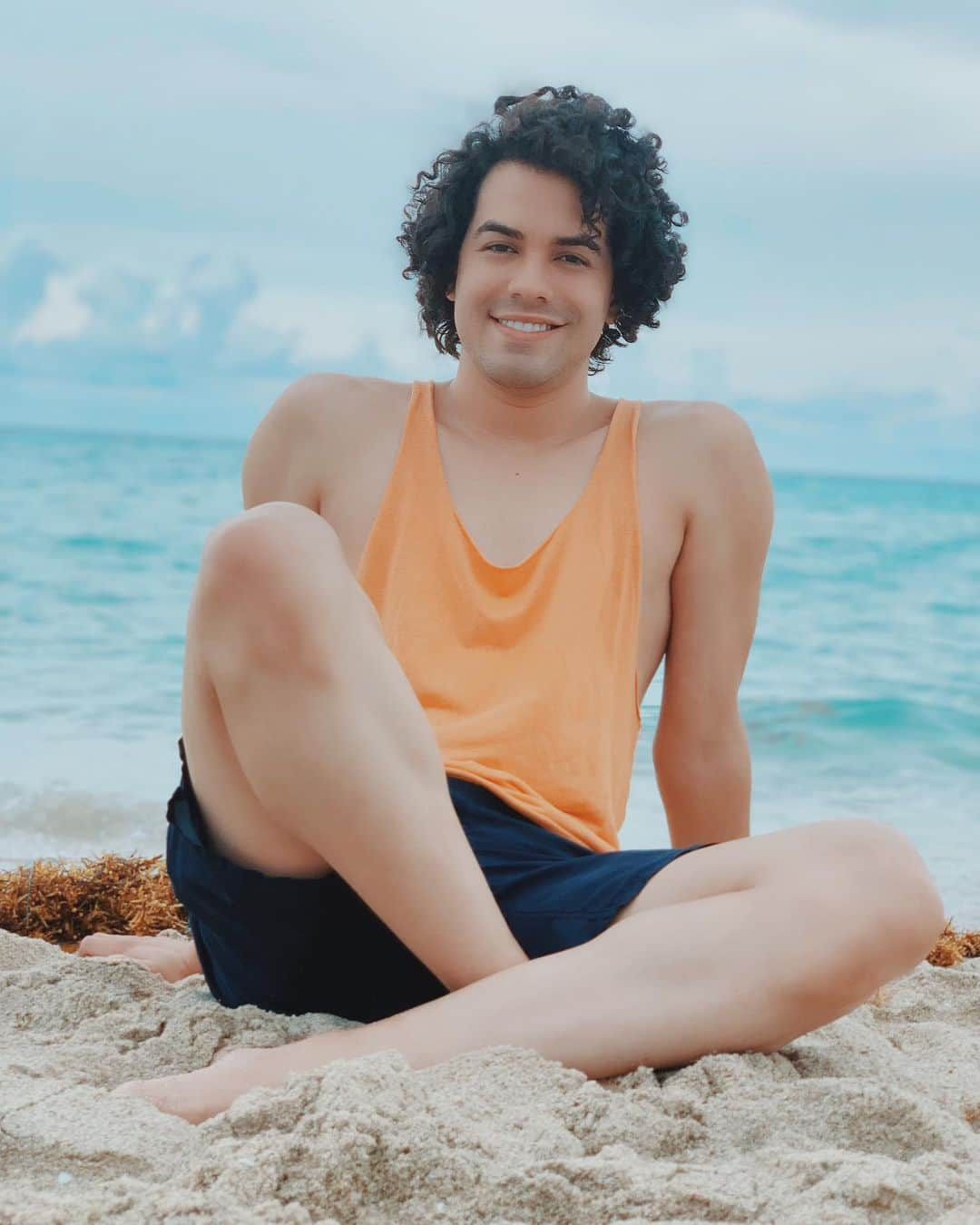 サム・アウヴェスさんのインスタグラム写真 - (サム・アウヴェスInstagram)「Just another boy passing by your feed as you scroll along 🚶🏻‍♂️ #boy #beach #curls #friday」6月29日 0時48分 - samalvesmusic