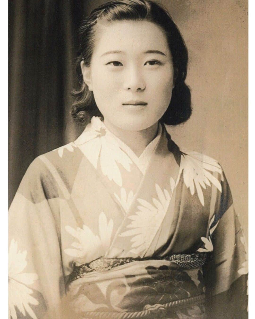 キャンディス・クマイさんのインスタグラム写真 - (キャンディス・クマイInstagram)「my grandmother’s👘kimono  Kimono is traditional Japanese style clothing worn by Japanese women, dating back to The Heian period (794-1192 AD). It is not hundreds of years, but rather, thousands of years…  A kimono is what my mother, grandmother and great grandmother wore to wed... it is something I'll continue the legacy for and wear, too.  A long standing legacy of strong women, who have survived wars, famine, atomic bombs and internment camps, the kimono remains to be some of the last prized, historically of our Japanese family traditions.  In Japanese-American culture, dating back to 1942, they are a solid representation of who the Japanese are, when stripped of their belongings in back in the US//Japanese internment camps -- they were only allowed to take what they could carry. Many of them chose to pack their beloved kimonos.  When recently interviewing the last atomic bomb survivors for a Japanese network documentary, I learned that some of the instantly orphaned children who survived their entire families used their mother’s kimonos to wrap their bare, severely burned heads, to protect and heal… it was all they had left.  Custom made fabrics, touches of gold, cherished at weddings and funerals, graduations and ceremonies.  Family lines of lineage stand within the lines of the kimono…  the prize, the significance of the kimono in our families, like treasures of gold  We learn from our culture who we are... the most sacred place to continue to preserve is where we all come from.  Let’s be sure we cherish our past with respect and grace, for these stories are our lifelines back to our legacy 🙏🏼a full kimono story coming to @iamwellandgood soon 👘👘👘👘 for all the classy girls xxx」6月29日 0時55分 - candicekumai