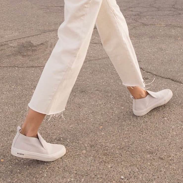シービーズのインスタグラム：「Gliding through the last day of the work week in a classic favorite...#showupinseavees」