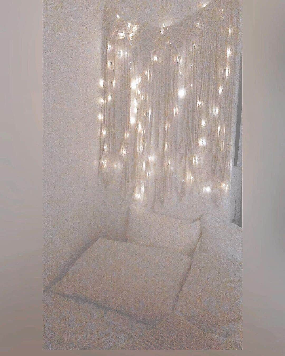 amiさんのインスタグラム写真 - (amiInstagram)「. 🛏🛏🛏 . New BEDROOM . 撮影部屋だった物置き部屋を綺麗にして ベッドルームに🌹 . このお家に引っ越してきた時 この部屋が寝室だったの🥰 . お家で仕事していると オンオフの切り替えが難しい。 特にプライベートでつまづいた時 家にいるのに家に帰りたいって思う時があって🤭 自分の家なんだけど、、🐥笑 . なので寝室の新しいテーマは "自分の部屋" 写真には映ってないけど 小さいテーブルとテレビがあって 実家の自分の部屋のような ワンルームの自分の部屋のような 生活感が詰まってる"自分の部屋" . 一人暮らしの自分の家に自分の部屋っておかしいんだけどwww 思ってたよりもはるかに心が休まる！ 効果は抜群で大成功🥰 . ベッドのいろんなカバーは全部 @nitori_official  壁のフクロウもニトリ🌟 トップのマルチカバーは #bcompany  ラグは @costco  可愛いマクラメのカーテンは @amazonjapan . 部屋は気分や季節で総替えするから大体プチプラで揃える事が多い🐥 特にマクラメ編みの小物はAmazon安いしいろんな種類あって穴場！！ B-companyはインテリアショップで私のお気に入り🥰 安いし可愛いよ！ . まだ小物とか増やしたくて もっと好みにして行きたい❤️ 完成したら動画で紹介します🎞」6月29日 0時50分 - amibeautytv