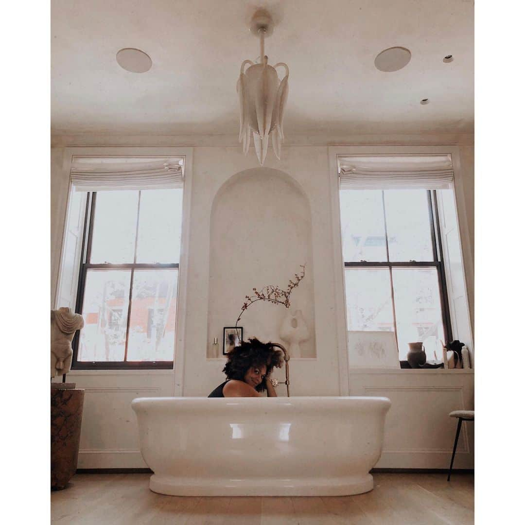 ジュリー・ヘンダーソンのインスタグラム：「Heaven 🛁.」