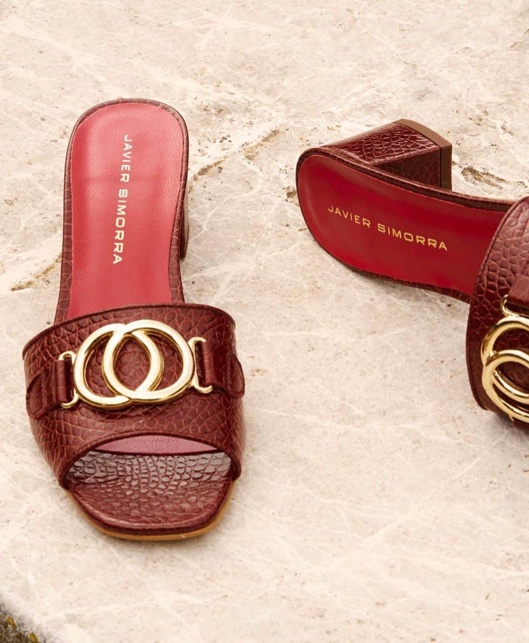 ハビエルシモーラさんのインスタグラム写真 - (ハビエルシモーラInstagram)「Good shoes take you to good places. Spotted our red sandals in @s_moda. ✨ #simorraworld #elegance #madeinspain」6月29日 0時55分 - simorraofficial