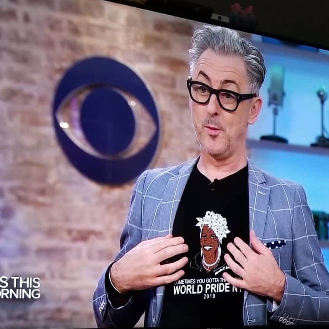 アラン・カミングさんのインスタグラム写真 - (アラン・カミングInstagram)「On @cbsthismorning showing off my @teerexnyc T shirt with #marshapjohnson, a true heroine of #stonewall50, on the front, designed by my hubby @granteepants . 50% of the proceeds go to help LGBTQ youth so please click on @teerexnyc to look good and do good!!」6月29日 0時55分 - alancummingreally