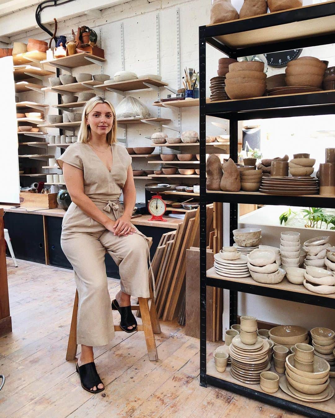 Estée Lalondeのインスタグラム：「Did some pottery today and felt it was appropriate to dress like a human piece of clay. ——— Thanks @daisy_jewellery @kanalondon 💕」