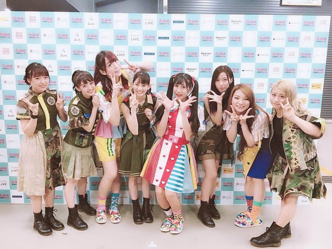 真境名ナツキのインスタグラム：「【スターダストの思い出③】 元チームしゃちほこ 現TEAM SHACHIさんともお写真撮っていただいたよん❤️ ちゆちゃんがいた時の5人のしゃちほこ！なんかとってもノリがよくておじさん3人が圧倒されてたよ笑 大人になったら飲みいきましょって言っといたわ🍻❤️ ZeppTokyoのワンマンライブも呼んでいただいてうれしかったなー 2枚目の写真はマネージャーのスマホのカメラが汚れてて恐ろしい心霊写真みたくなってるwww マネージャーさんのカメラよく汚れてたなぁ… それもある意味思い出www #チームしゃちほこ #teamshachi  #スターダスト」