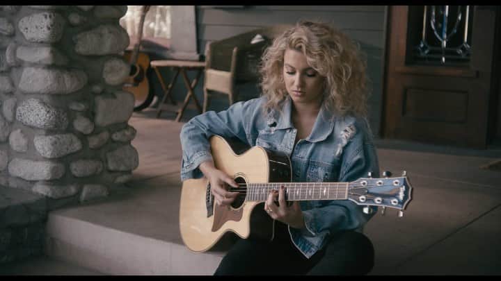 トーライ・ケリーのインスタグラム：「now presenting: “Sorry Would Go A Long Way” 📽🎞」