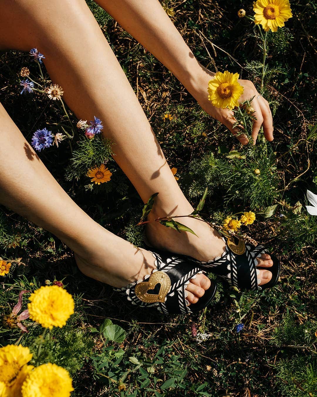 バリーさんのインスタグラム写真 - (バリーInstagram)「The #BallySwissHearts sandals are the secret to the perfect summer look. Explore the collection on bally.com. #Bally」6月29日 1時03分 - bally