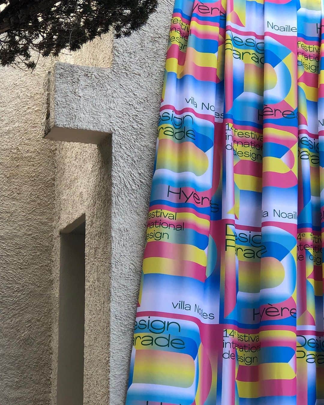 アメリカンビンテージのインスタグラム：「American Vintage + Design Parade Toulon. Year 1 🌈 American Vintage has been a partner of the Hyères International Festival of Fashion, Photography and Fashion Accessories for the past three years and is now heading to Toulon. From 27 to 30 June, we will celebrate its first partnership with the 2019 Design Parade. The Toulon Design Parade is the first French festival fully dedicated to interior design, showcasing ten new talents every year. The festivities take place in both Toulon (interior design) and Villa Noailles in Hyères (design). American Vintage will be in Toulon for the duration of the festival and will present a prize to the winner of the interior design category. @villanoailles #americanvintage #designparade」
