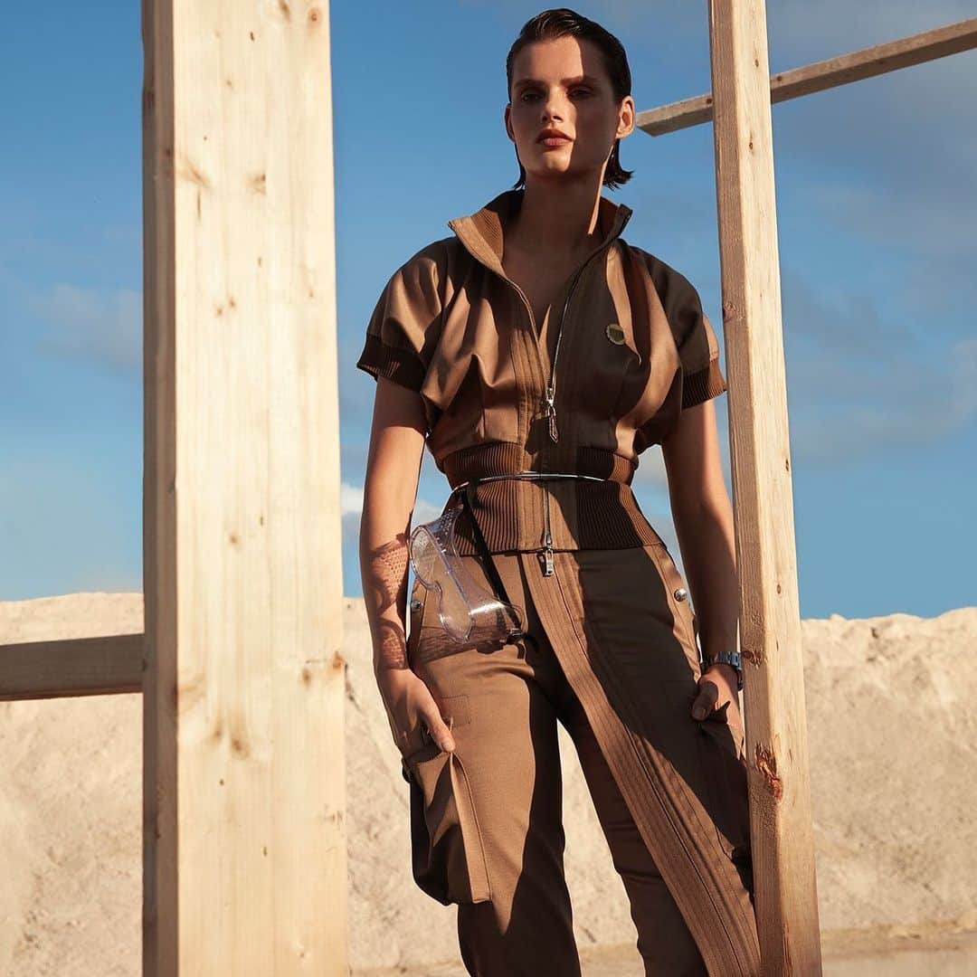 ShopBAZAARさんのインスタグラム写真 - (ShopBAZAARInstagram)「UTILITARIAN STYLE: Get down to brass tacks in head-to-toe khaki, army jackets, and other super-functional pieces loaded with extra pockets. #linkinbio #ShopBAZAAR  Fashion Editor: Patrick Mackie Photograph by Camilla Akrans」6月29日 1時13分 - shopbazaar