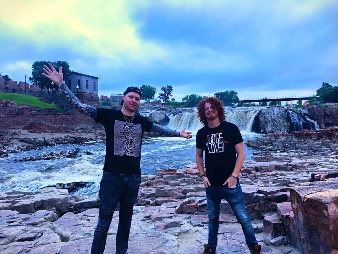 ヒンダーのインスタグラム：「Sioux Falls, you were beautiful! #FBF」