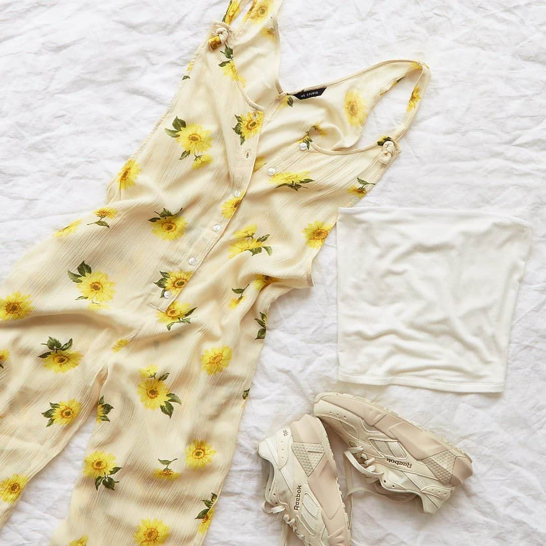 American Eagleさんのインスタグラム写真 - (American EagleInstagram)「Summer in a jumpsuit 🌼 Tap to shop the new AE Studio collection」6月29日 1時10分 - americaneagle