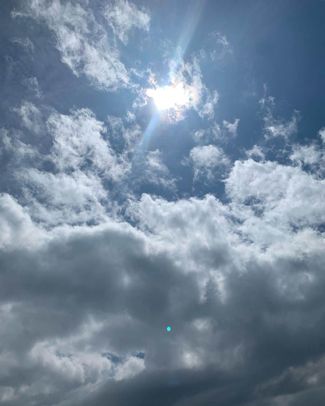 風間ゆみえのインスタグラム：「それぞれの太陽  風がみんなさらって行く いろ〜んなものを  いるかもしれないものも  いらないものも  全部あれば要るものなのかもしれない  ふふふ  すっきりだ  軽い」