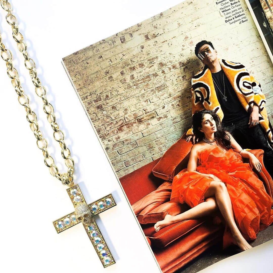 バトラー&ウィルソンさんのインスタグラム写真 - (バトラー&ウィルソンInstagram)「Three stunning #BUTLERANDWILSON pieces featured in the June Issue of @vogueindia ✨ @diljitdosanjh wears two of our brooches and #KareenaKapoorKhan wear our chunky gold cross necklace 💀 • • #butlerandwilson #vogue #india #vogueindia #diljitdosanjh #natashapoonawalla #karanjohar #editorial #fashion #style #jewelry #coverstory」6月29日 1時22分 - butlerandwilson