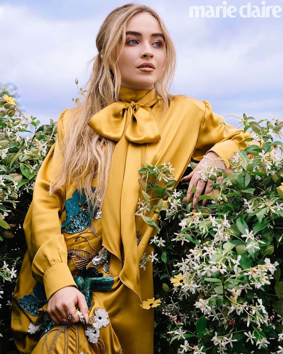 サブリナ・カーペンターのインスタグラム：「video debut of in my bed up now on @marieclairemag 🌻  link in bio」