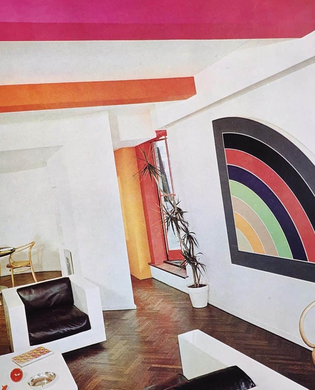 Meganさんのインスタグラム写真 - (MeganInstagram)「All one needs is a Frank Stella on the wall! ⁠ ⁠ ⁠ #frankstella #colour #painting  #contemporaryart」6月29日 1時30分 - zanzan_domus