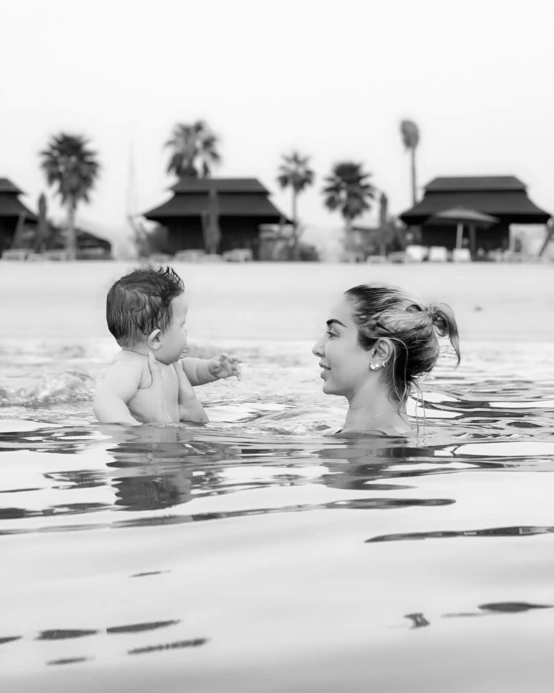 ジョエル・マーディニアンさんのインスタグラム写真 - (ジョエル・マーディニアンInstagram)「My favorite days are beach days and this was our angel’s first beach day #live #baby #angel #beach #familyfirst #joellemardinian #love #blessed」6月29日 1時40分 - joellemardinian