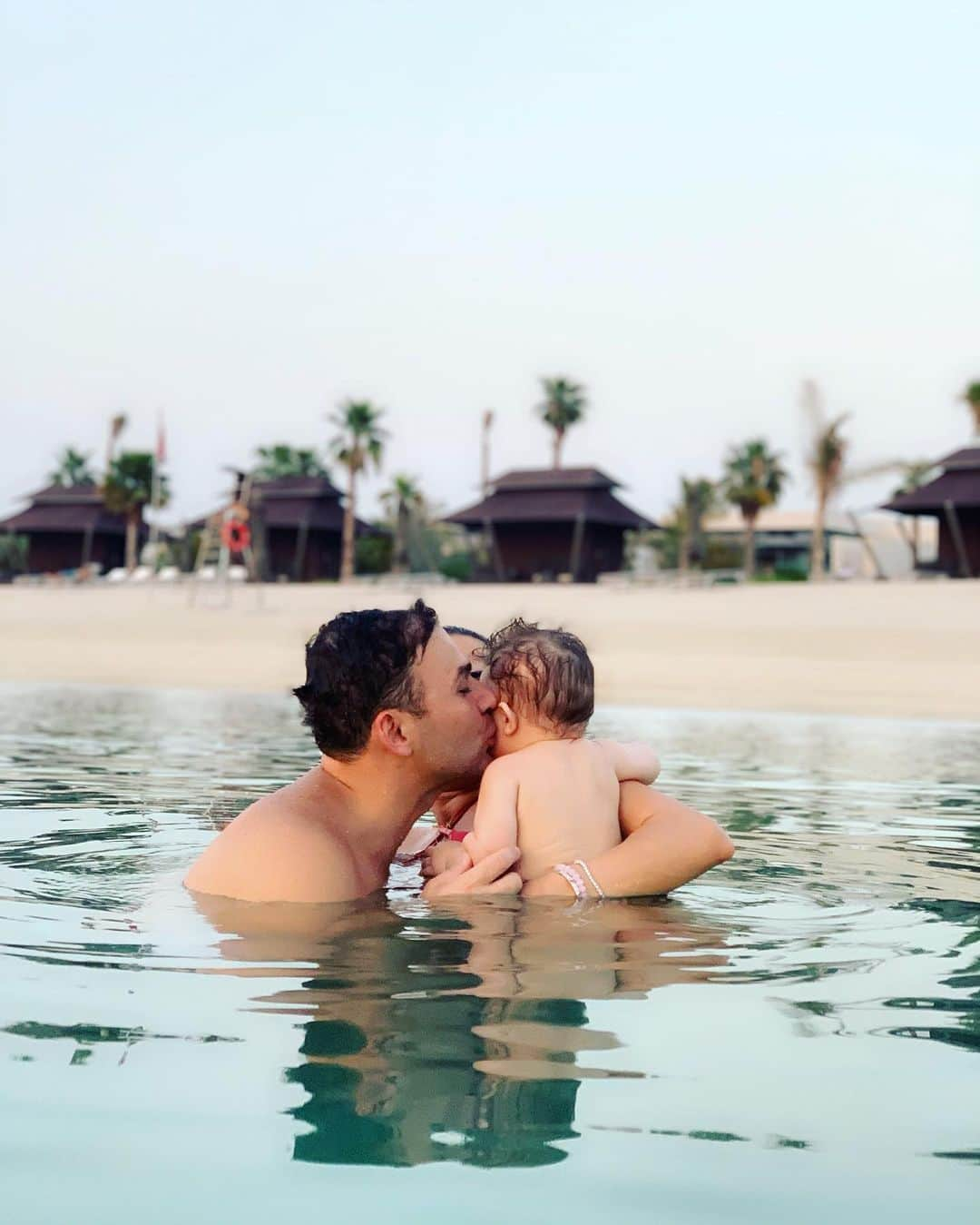 ジョエル・マーディニアンさんのインスタグラム写真 - (ジョエル・マーディニアンInstagram)「My favorite days are beach days and this was our angel’s first beach day #live #baby #angel #beach #familyfirst #joellemardinian #love #blessed」6月29日 1時40分 - joellemardinian