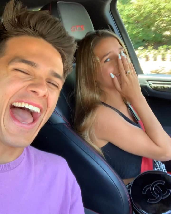 Brent Riveraのインスタグラム：「My sister loves to sing in the car..😏🎶😂 @lexibrookerivera TAG A FRIEND😂」