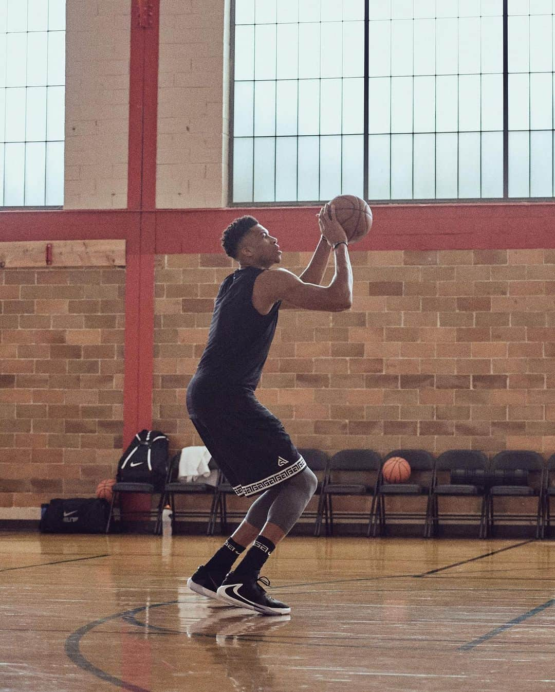 Foot Lockerさんのインスタグラム写真 - (Foot LockerInstagram)「Introducing Giannis Antetokounmpo's debut signature shoe - the #Nike Zoom Freak 1. Built for his freakish speed, power, and control, with design elements that honor his family and Greek heritage. 'Black/White' Launching 7/10, In-Store and Online」6月29日 1時36分 - footlocker