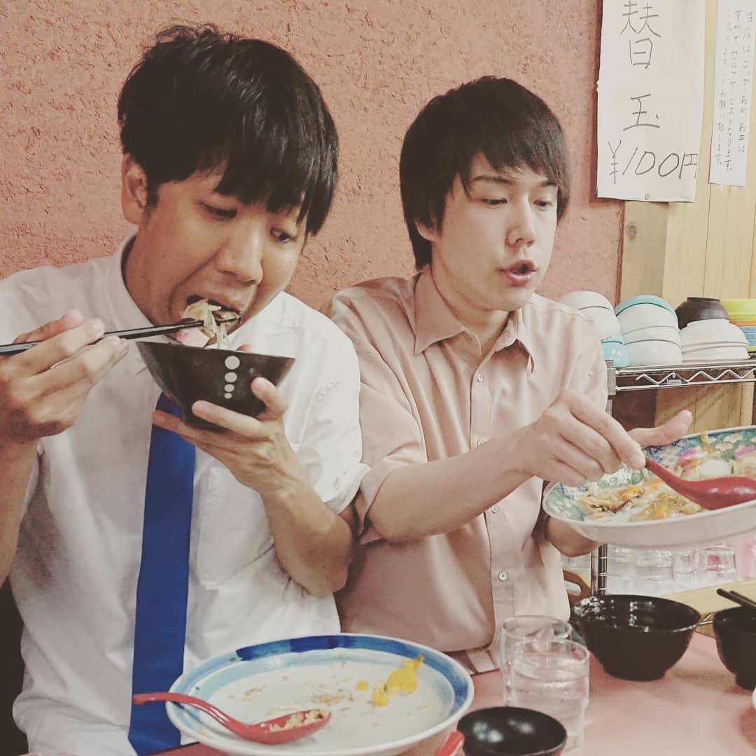 青木淳也さんのインスタグラム写真 - (青木淳也Instagram)「* * * 今日一緒にロケをした 後輩の"ガンネン"は ツッコミ：田島(左)とボケ：大木(右)の 平成元年生まれのコンビ。 * 田島の顔面が原因なのか ごはんを食べている写真が 逆再生のように見えます。 * 入れているのか？ 出しているのか？ その答えはオンエアで！ * テレＱ『チラチラパンチ』 毎週土曜日24:55～オンエア！ ご覧くださぁーい！ * * #ブルーリバー #チラチラパンチ #TVQ #ロケ #博多 #hakata #福岡 #fukuoka #写真 #picture #photo #バラエティ #情報 #グルメ #福岡グルメ #ふれあい #感謝」6月29日 1時37分 - blueriveraoki