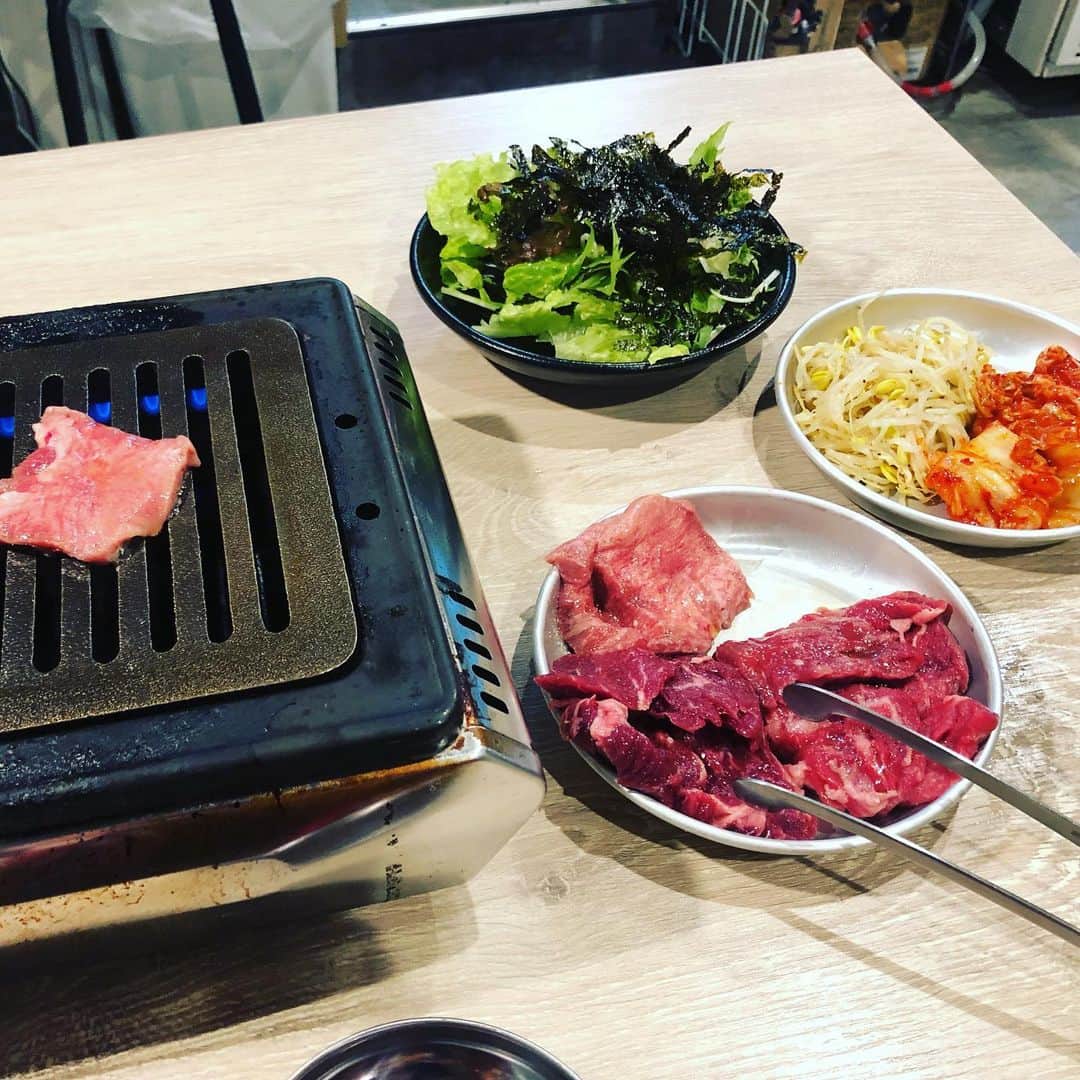 世手子さんのインスタグラム写真 - (世手子Instagram)「Cospa dinner with 300 yen grilled meat♪( ´θ｀) Thank you all(*´꒳`*) Everyday, I am glad to have many comments(*≧∀≦*) @leeen_kabukicho  #300円焼肉 #李苑 #歌舞伎町店 行ってきたょ（＾ω＾） #激安焼肉 ！ 平日も予約を取らないと入れない人気店（＾ν＾） 李苑のお手軽コースっっ 飲み放題＆ホルモン３種盛り食べ放題付で2480円税抜ってすごいねp(^_^)q 7種類も付いてたo(^▽^)o #チョレギサラダ #キムチとナムルの盛り合わせ  #国産牛カルビ  ハラミ 牛タン #ホルモン3種盛り　でしかも食べ放題(*^▽^*) ツラミ、レバー、ホルモンっっ 最後は締めのTKG(=´∀｀)人(´∀｀=) セルフ式食べ飲み放題がなせる技っっ そして最近睡眠欲が凄いっっ 活動時間がバラバラでメンタル壊れそうだけど #焼肉パワー で暑さに負けず7月も頑張ろー(о´∀`о) #イヤリング：#ルピス @queen.lupis (k144)」6月29日 1時38分 - rojide