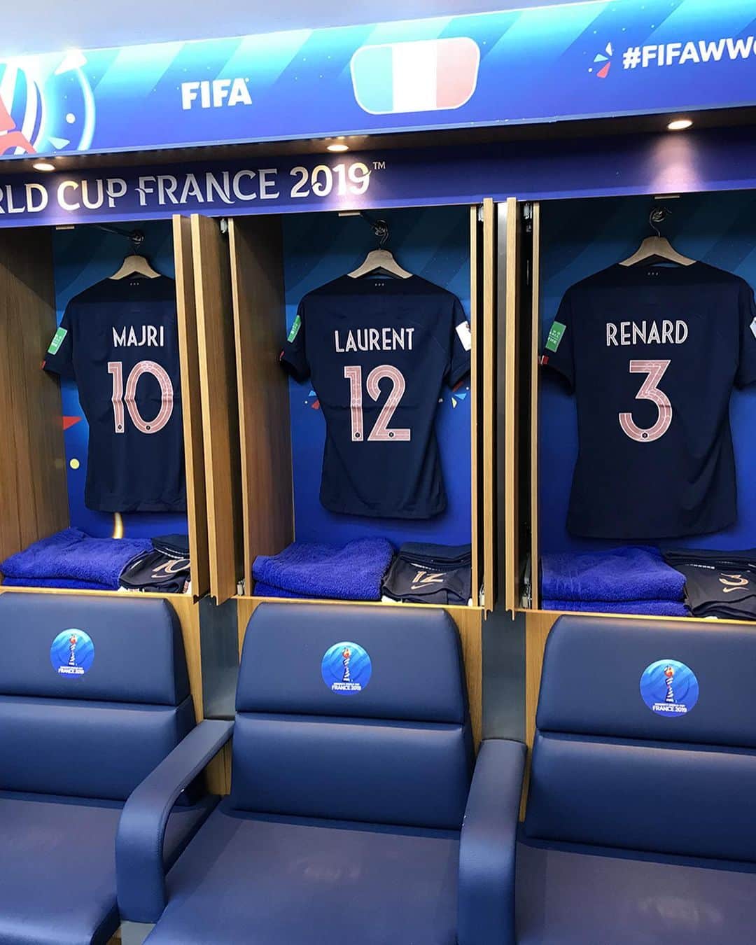 サッカー フランス代表チームさんのインスタグラム写真 - (サッカー フランス代表チームInstagram)「Le vestiaire de nos Bleues est prêt ! 👊👊#FiersdetreBleues #FRAUSA RDV à 21H pour le coup d’envoi du 1/4 de finale de la Coupe du Monde face aux Etats-Unis ! 🇫🇷🇺🇸 - Les Bleues’ locker room is ready!👊」6月29日 1時41分 - equipedefrance