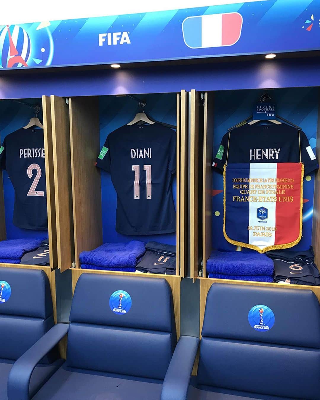 サッカー フランス代表チームさんのインスタグラム写真 - (サッカー フランス代表チームInstagram)「Le vestiaire de nos Bleues est prêt ! 👊👊#FiersdetreBleues #FRAUSA RDV à 21H pour le coup d’envoi du 1/4 de finale de la Coupe du Monde face aux Etats-Unis ! 🇫🇷🇺🇸 - Les Bleues’ locker room is ready!👊」6月29日 1時41分 - equipedefrance