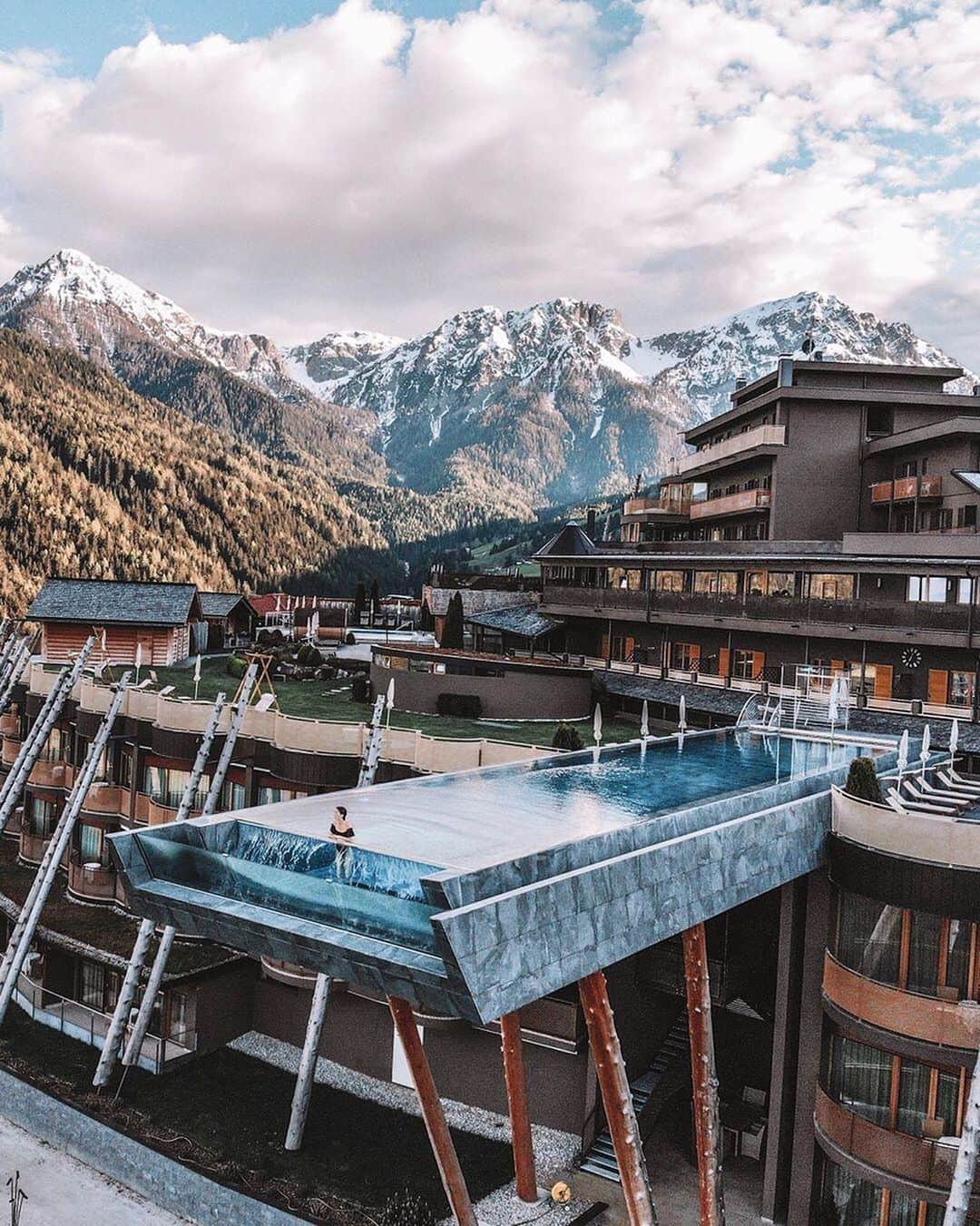 BEAUTIFUL HOTELSさんのインスタグラム写真 - (BEAUTIFUL HOTELSInstagram)「"High up in the Dolomites, you’ll find the most beautiful infinity pool with the best alpine views 😍 " Tag a friend you would enjoy this pool with! (📷: @seachiic 📍: Alpin Panorama Hotel Hubertus, @hotel_hubertus )」6月29日 1時43分 - beautifulhotels