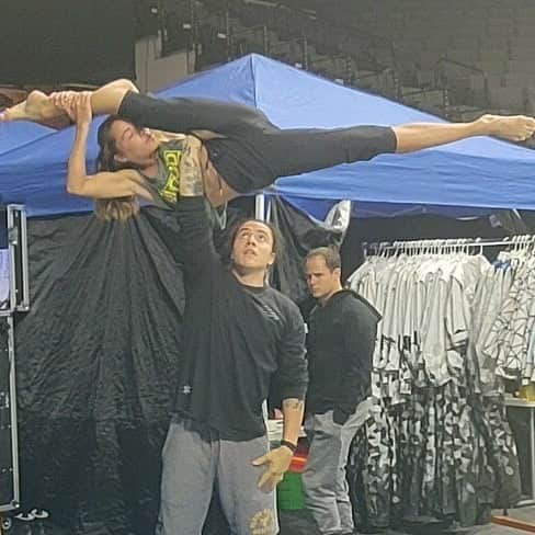 レオ・ルカ・スフォルツァさんのインスタグラム写真 - (レオ・ルカ・スフォルツァInstagram)「@pacmanvision cheking if everything Is working good #coach #circus #cirquedusoleilcrystal #crystal #cirquedusoleil」6月29日 1時46分 - leolucasforza