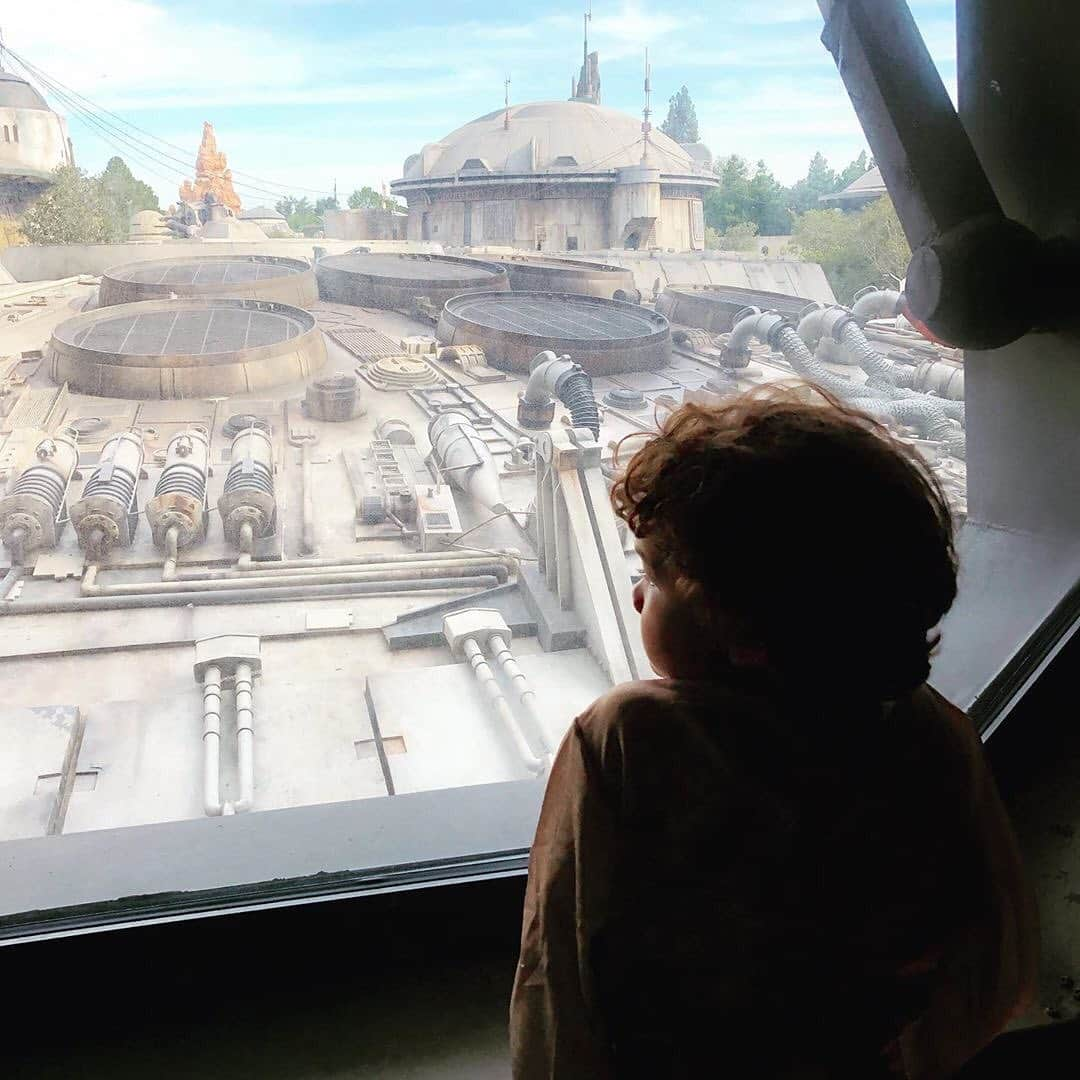 ディズニーランドさんのインスタグラム写真 - (ディズニーランドInstagram)「Thanks for sharing your adventures from #StarWars #GalaxysEdge! May the spires keep you. The fun continues on #HappiestPlace as we suit up for Super Heroes next week! (📷: @thisisourneverland  @katpark @thegirlwho.dreams @littleredsmagicaladventures @disney.jen)」6月29日 1時57分 - disneyland