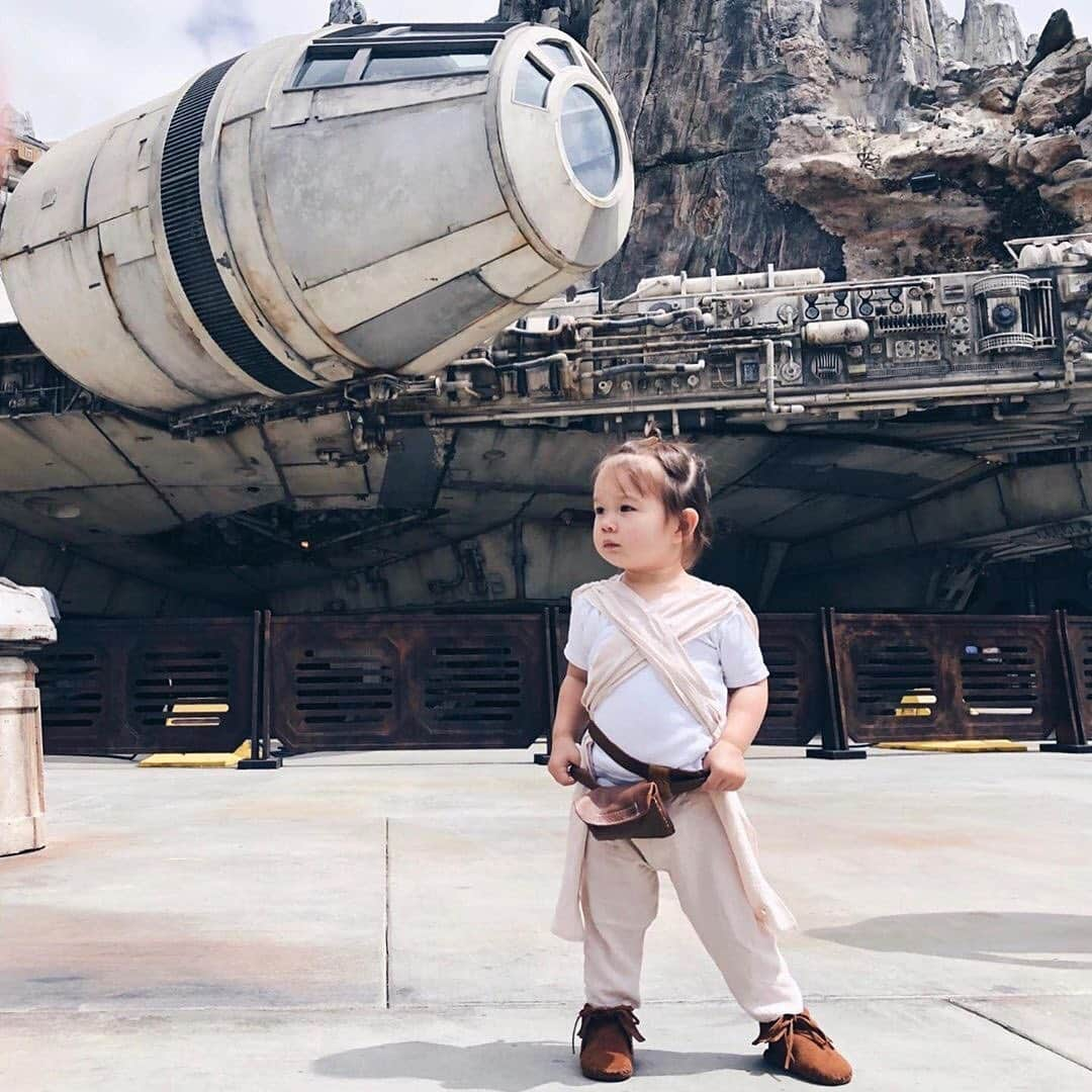 ディズニーランドさんのインスタグラム写真 - (ディズニーランドInstagram)「Thanks for sharing your adventures from #StarWars #GalaxysEdge! May the spires keep you. The fun continues on #HappiestPlace as we suit up for Super Heroes next week! (📷: @thisisourneverland  @katpark @thegirlwho.dreams @littleredsmagicaladventures @disney.jen)」6月29日 1時57分 - disneyland