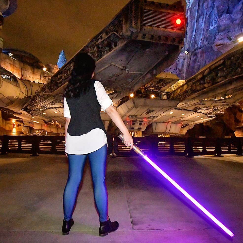 ディズニーランドさんのインスタグラム写真 - (ディズニーランドInstagram)「Thanks for sharing your adventures from #StarWars #GalaxysEdge! May the spires keep you. The fun continues on #HappiestPlace as we suit up for Super Heroes next week! (📷: @thisisourneverland  @katpark @thegirlwho.dreams @littleredsmagicaladventures @disney.jen)」6月29日 1時57分 - disneyland