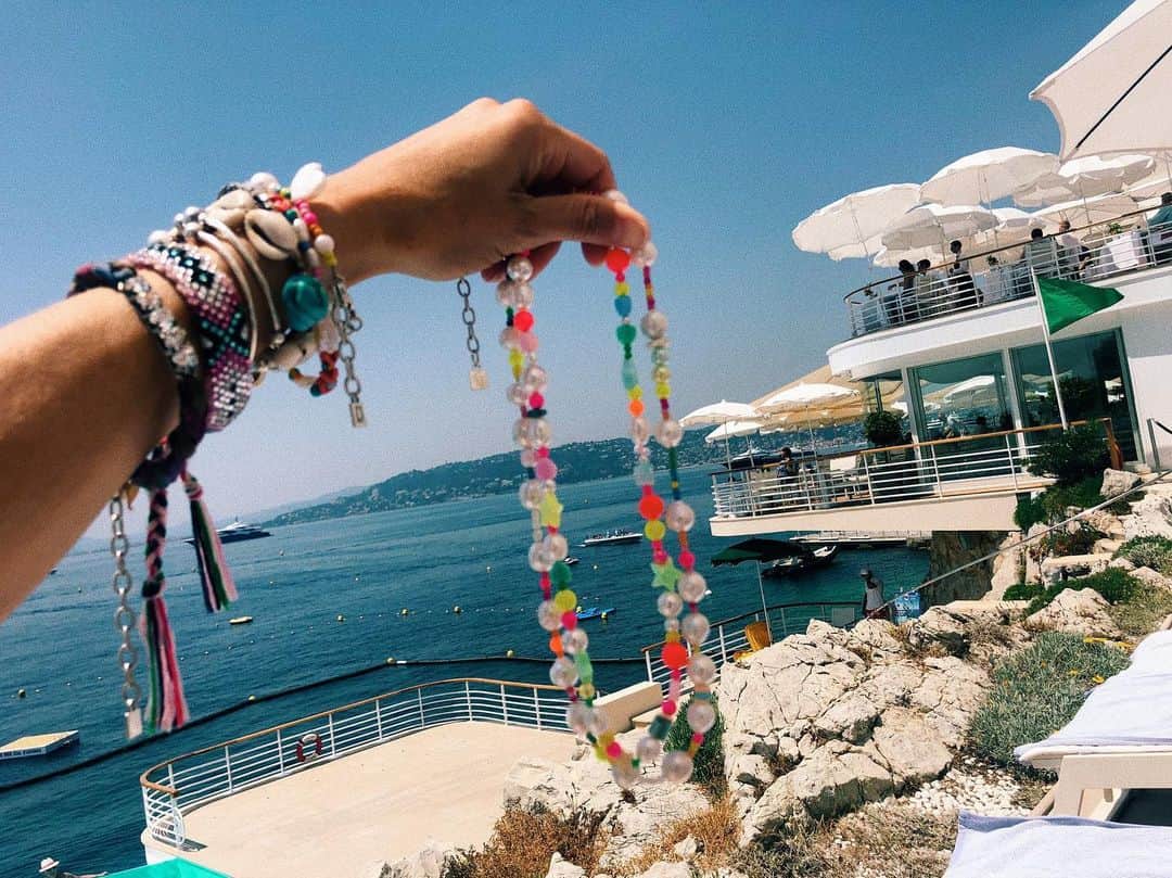 ダニジョーのインスタグラム：「Look no further, we found your summer necklaces 🌈✨🌸🌊 tap to shop」